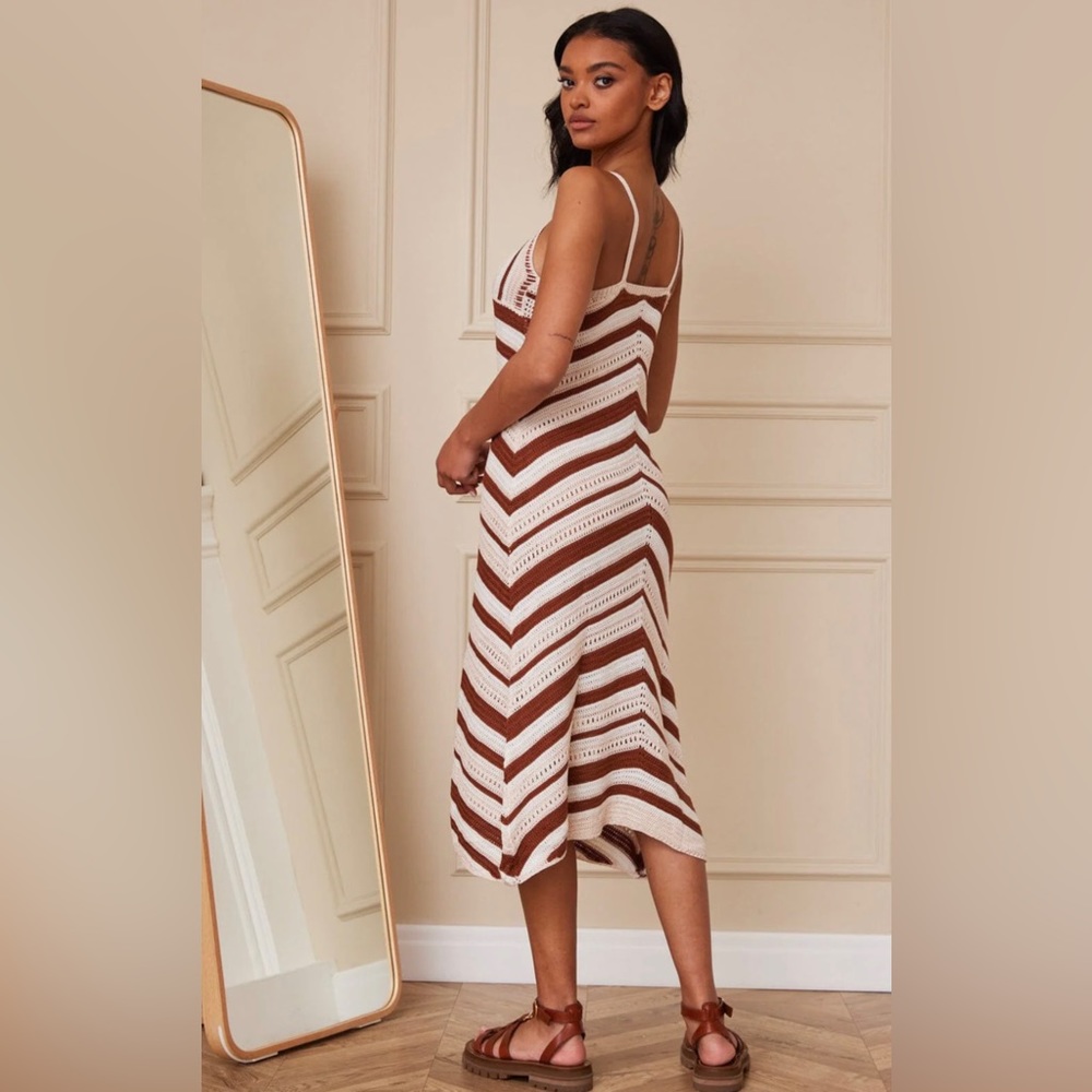 🆕 BEIGE/BROWN SLEEVELESS CHEVRON KNIT MIDI DRESS - Picture 4 of 6